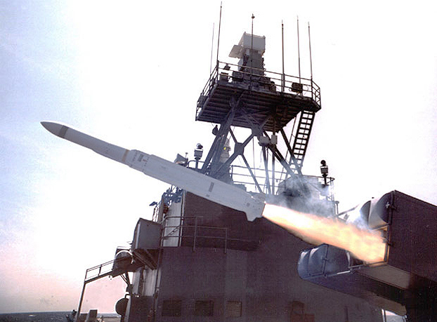 Tên lửa Elvolved Sea Sparrow (ESSM) (ảnh) phóng từ 1 bệ phóng nghiêng, nhưng trên tàu lớp Nansen nó được phóng từ bệ phóng thẳng đứng Mk41 phía sau tháp pháo ở mũi tàu.Tàu Nansen mang 32 tên lửa ESSM (do hãng Raytheon hợp tác cùng 10 nước Châu Âu chế tạo), có khả năng đánh chặn tên lửa chống hạm tốc độ cao. ESSM là tên lửa cải tiến từ loại Sea Sparrow với động cơ mới, các cánh ổn định mới nhằm tăng khả năng cơ động và tầm bắn.